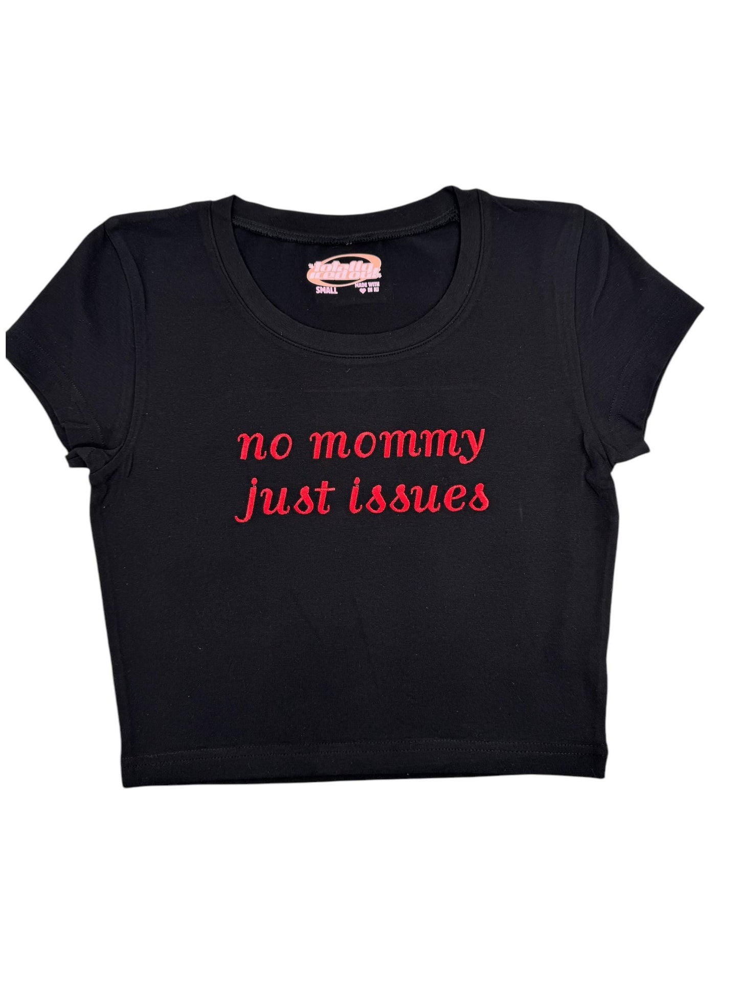 a black t - shirt that says no mommy just issues