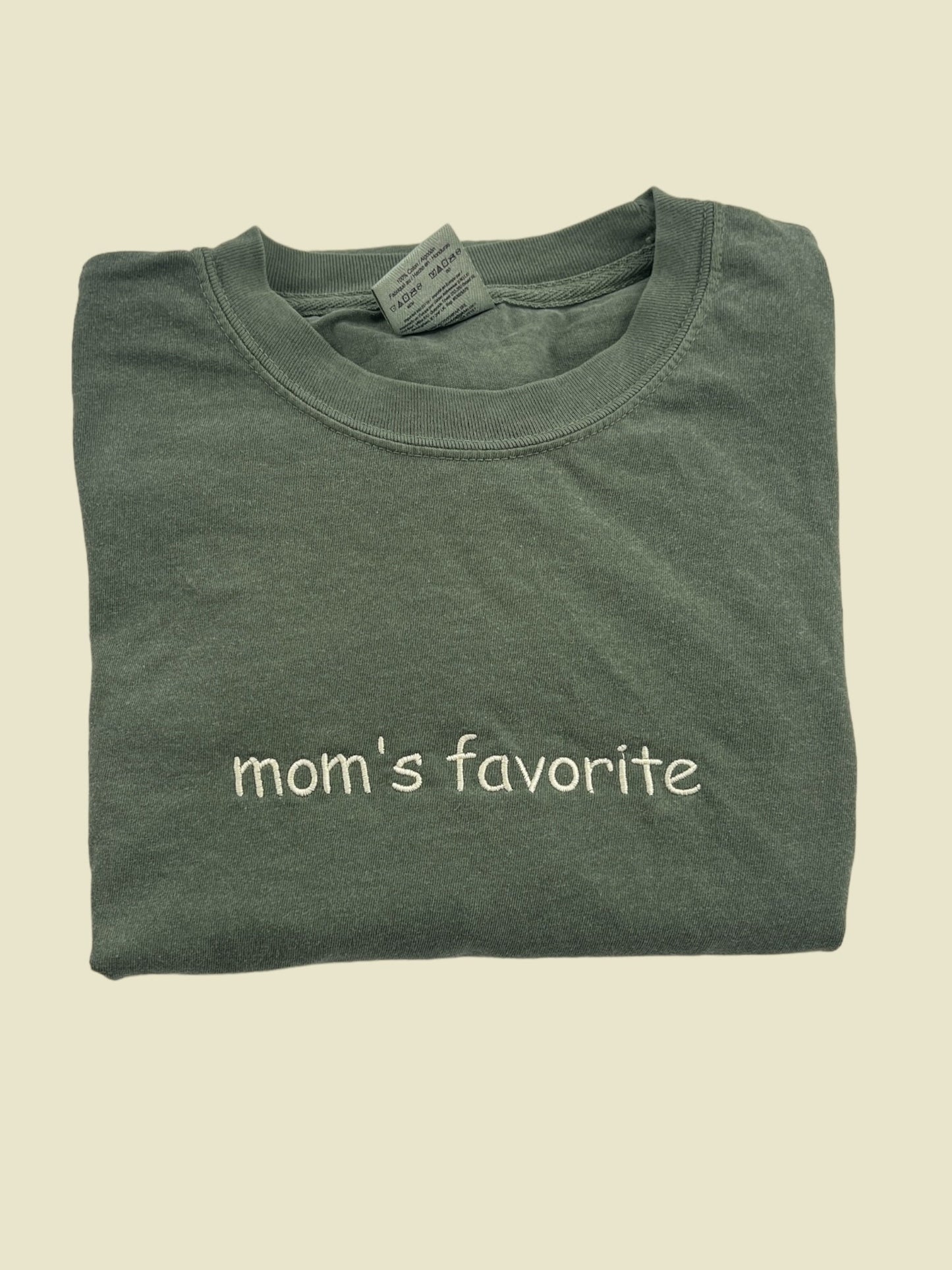 a t - shirt that says mom's favorite