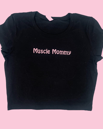 a black shirt with the words muscle mommy printed on it